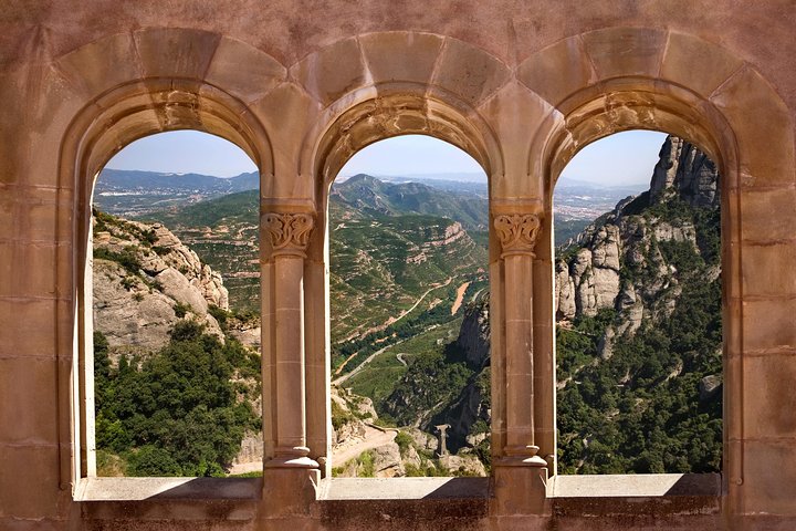 Montserrat Private Guided Tour with Pick up - Image 4