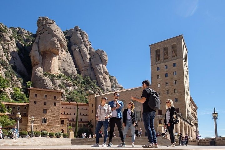 Montserrat + Sitges Tour - Image 2