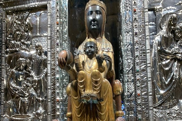 Montserrat + Sitges Tour - Image 4