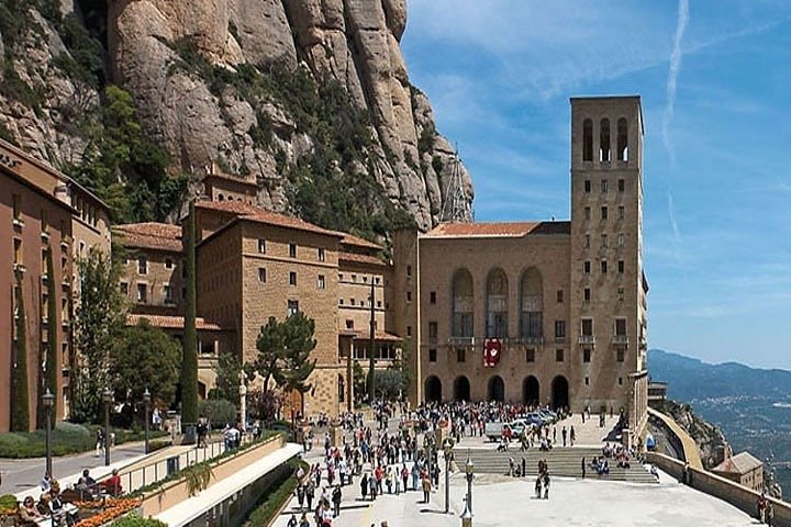 Montserrat + Sitges Tour - Image 1