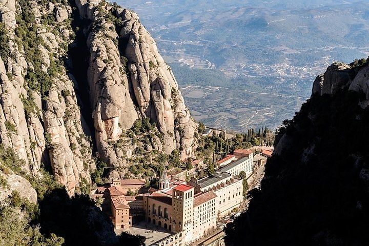 Montserrat + Sitges Tour - Image 3