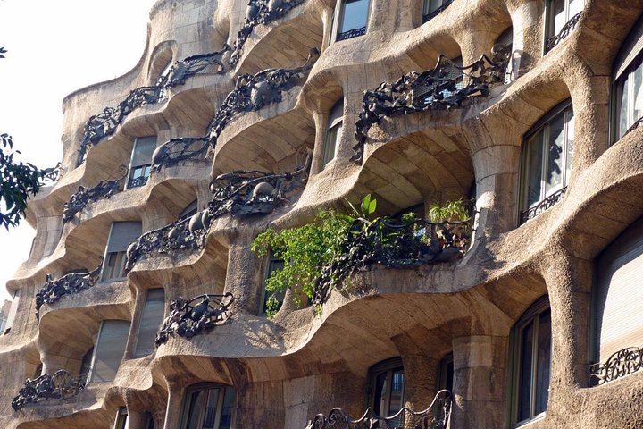 Private 4-hour Tour 'a la Carte' in Barcelona with private pick up and drop off - Image 1