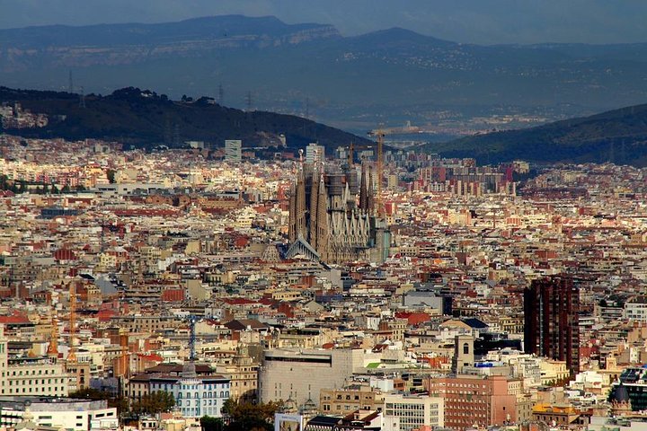 Private 8 hours Tour of Barcelona with driver and official tour guide - Image 1