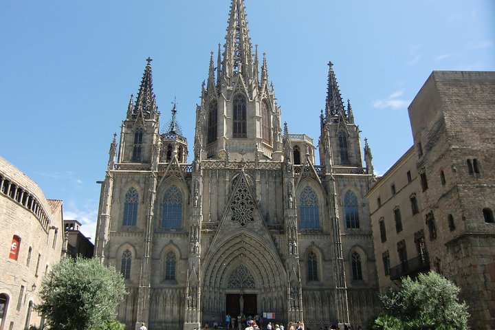 Private 8 hours Tour of Barcelona with driver and official tour guide - Image 3