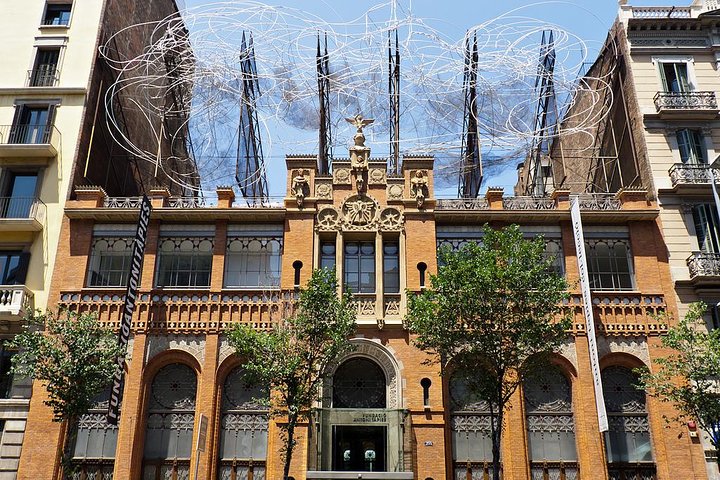 Private 8 hours Tour of Barcelona with driver and official tour guide - Image 5