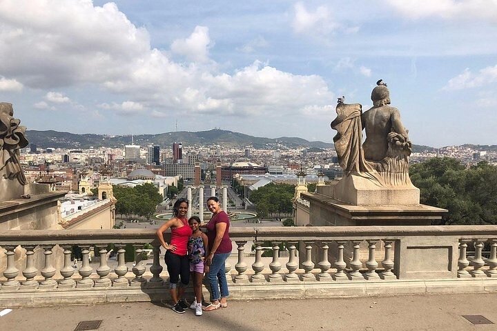 Private Barcelona Tour + Sagrada Familia, Park Güell & Casa Milà - Image 4