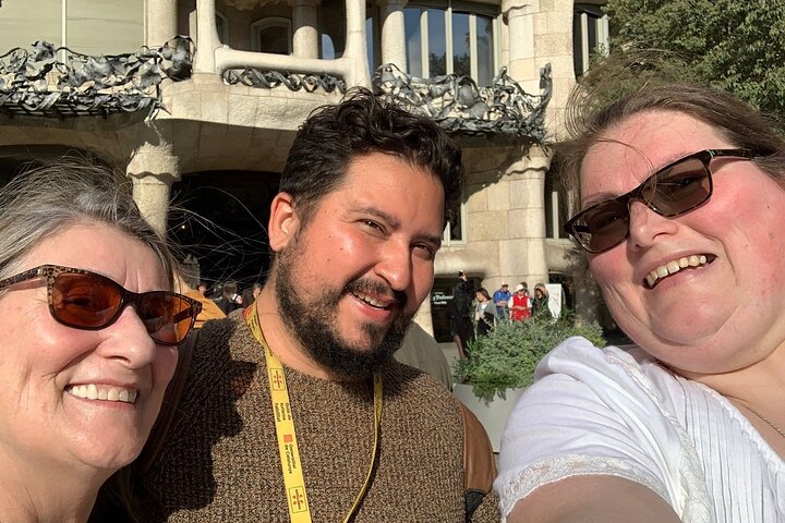 Private Barcelona Tour + Sagrada Familia, Park Güell & Casa Milà - Image 5