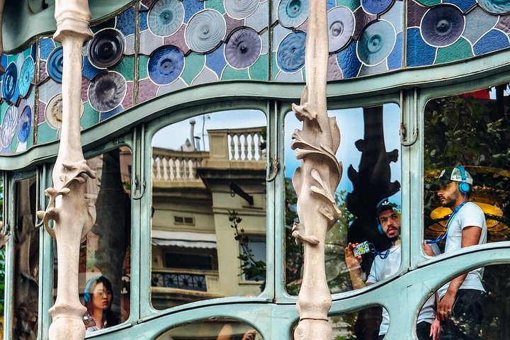 Private Casa Batlló & La Pedrera Tour + Chocolate Tasting - Image 3