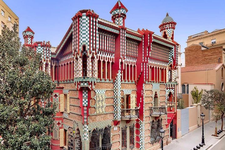 Private Casa Vicens & Skip-the-line + Official Licensed Guide - Image 1