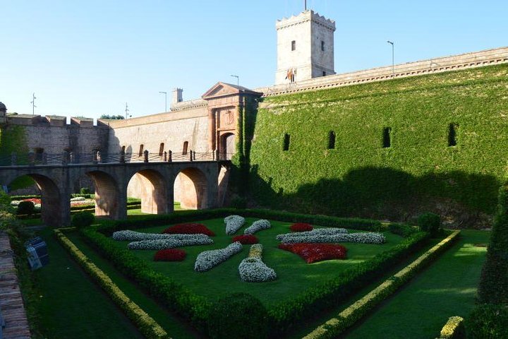 Private Customized Barcelona Tour by Mercedes VIP Bus and Personal Expert Guide - Image 2