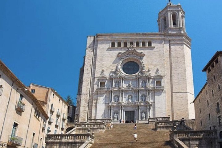 Private Girona Tour & Costa Brava Beach + Seaside Lunch - Image 4
