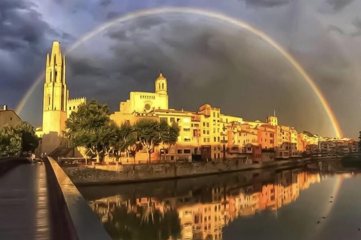 Private Girona Tour & Costa Brava Beach + Seaside Lunch - Image 3