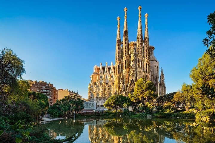 Private Golden Hour in Sagrada Familia + Official Licensed Guide - Image 4