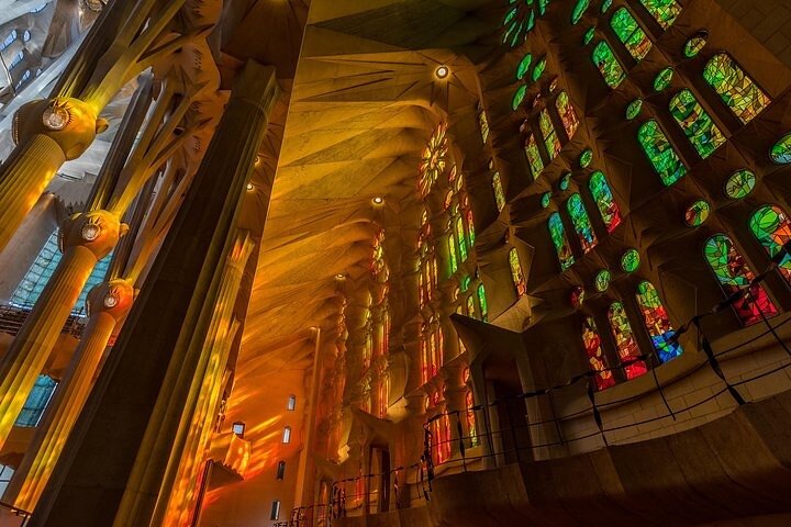 Private Golden Hour in Sagrada Familia + Official Licensed Guide - Image 3
