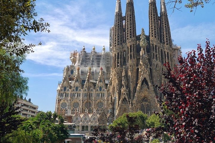 Private Golden Hour in Sagrada Familia + Official Licensed Guide - Image 5