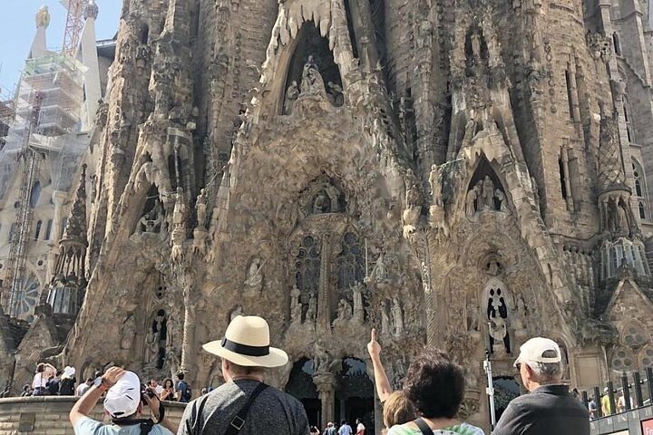 Private Golden Hour in Sagrada Familia + Official Licensed Guide - Image 1