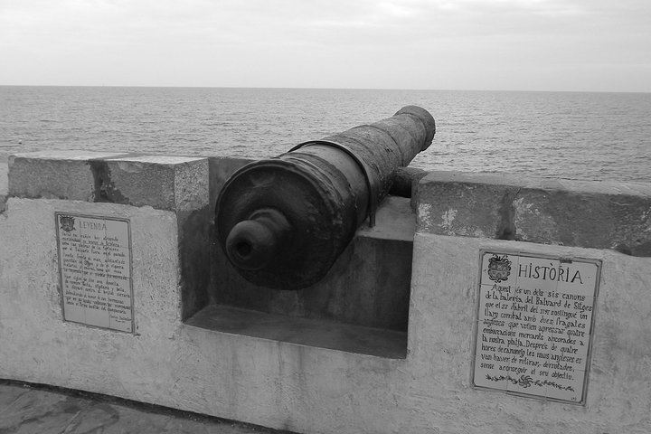 Private Sitges, Wine Tasting & Chocolate Tour + Local Lunch  - Image 3