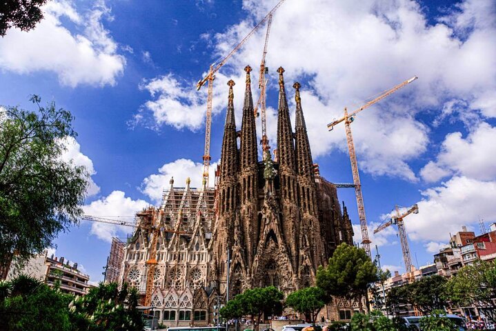 Sagrada Familia: Fast Track & Tower Access with Pick and Drop Off - Image 1
