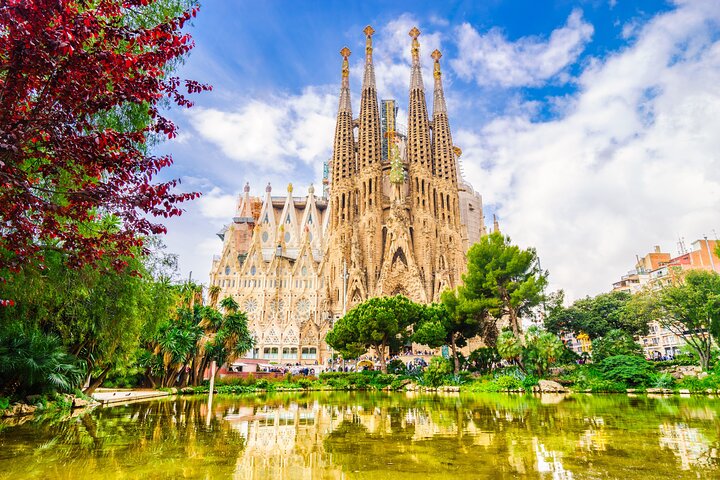 Skip the line La Sagrada Familia Basilica with Private Guide - Image 1