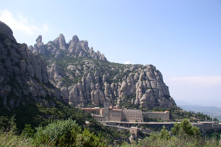 Wineries & Montserrat private tour (8 hours) - Image 4