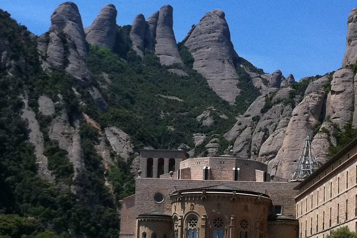Wineries & Montserrat private tour (8 hours) - Image 3