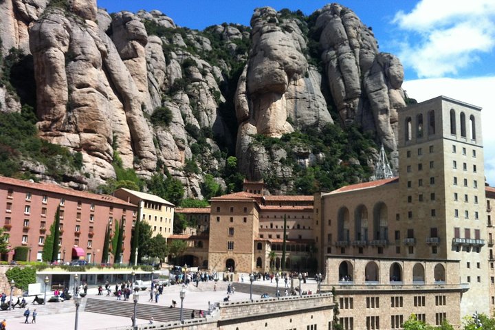 Wineries & Montserrat private tour (8 hours) - Image 1