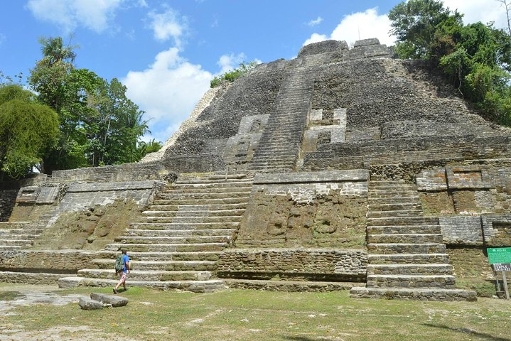Lamanai Temples, River Cruise, Bird and Monkeys sightseeing  - Image 3