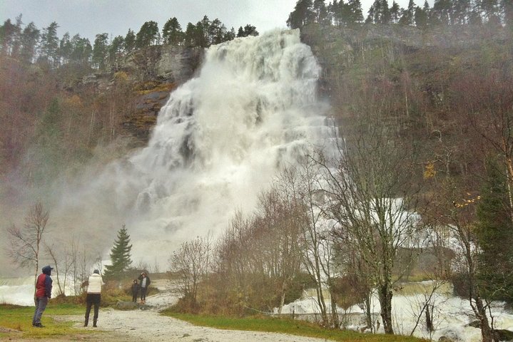 PRIVATE GUIDED TOUR: Norway's Highlights – Viking Special, 11-12 hours – WINTER - Image 4