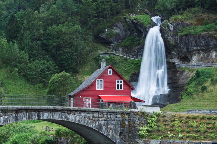 Private Waterfalls and Wonders Tour in Norway - Image 1