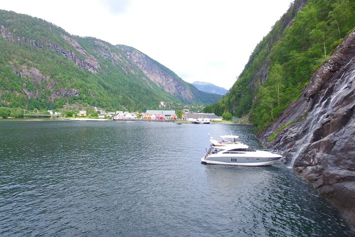 Private yacht - Fjord, mountains and waterfalls cruise to Modal - Image 2