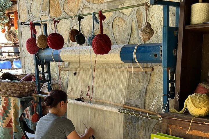 Carpet Weaving Art Lessons & Experience - Image 5