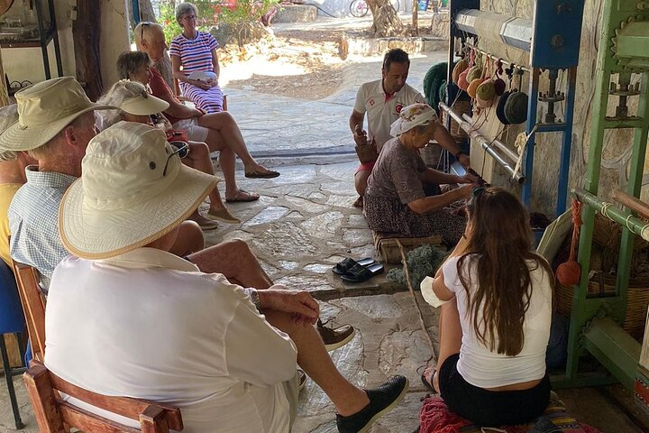 Carpet Weaving Art Lessons & Experience - Image 1