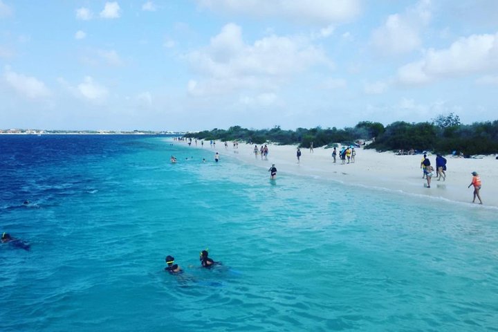 Yacht tour with local guide & snorkeling activities - Image 1