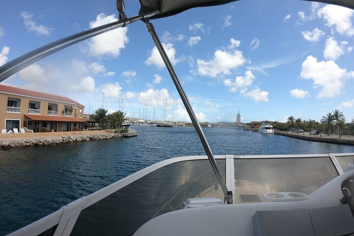 Yacht tour with local guide & snorkeling activities - Image 4