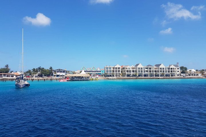 Yacht tour with local guide & snorkeling activities - Image 2