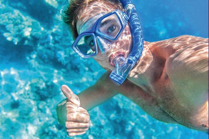 Arch Boat Tour and Snorkeling at Pelican Rock - Image 1