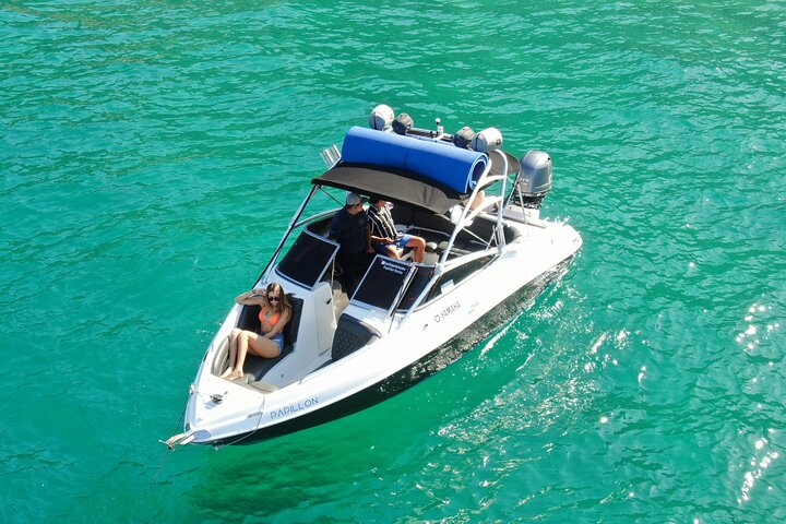 Luxury tour to the arch in a Yamaha boat Papillon 4 - Image 2