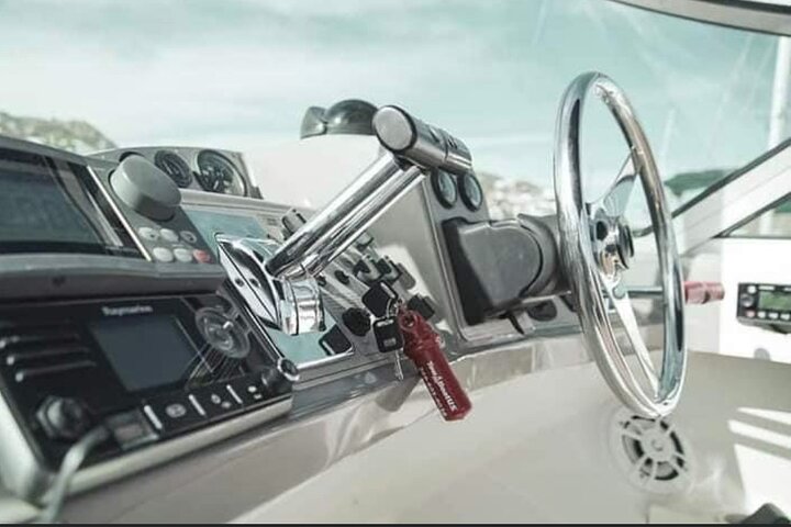 Private Luxury Carver Yacht and All-inclusive Tour with Guide - Image 2
