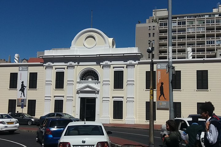 Private Cape Town City Tour Table Mountain + Camps Bay Beach H/D - Image 1