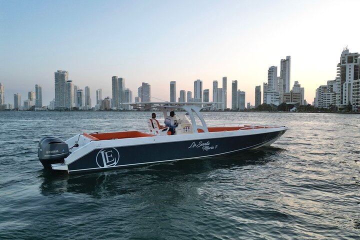 Boat rental for 8 hours in La Santamaría V with Captain - Image 1