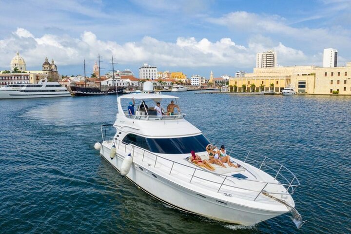 Charter 8 Hours Sea Ray Flybridge 56' Yacht Cartagena de Indias - Image 2