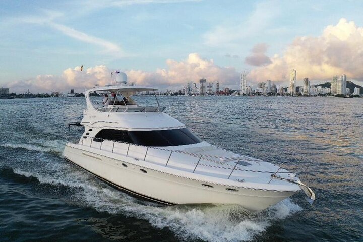 Charter 8 Hours Sea Ray Flybridge 56' Yacht Cartagena de Indias - Image 3