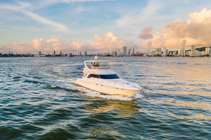 Charter 8 Hours Sea Ray Flybridge 56' Yacht Cartagena de Indias - Image 1