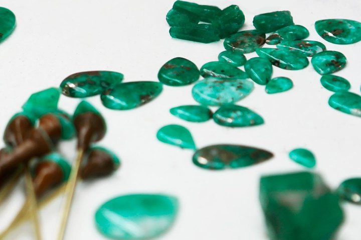 Emerald's Polishing Workshop and Museum Tour - Image 5