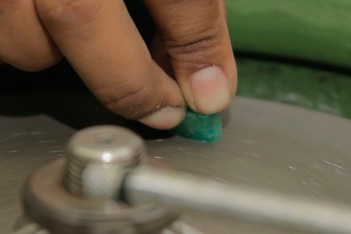 Emerald's Polishing Workshop and Museum Tour - Image 2