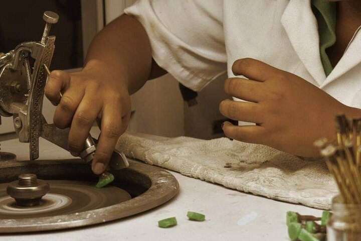 Emerald's Polishing Workshop and Museum Tour - Image 4