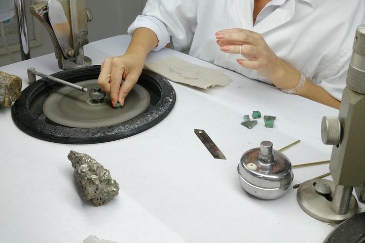 Emerald's Polishing Workshop and Museum Tour - Image 1