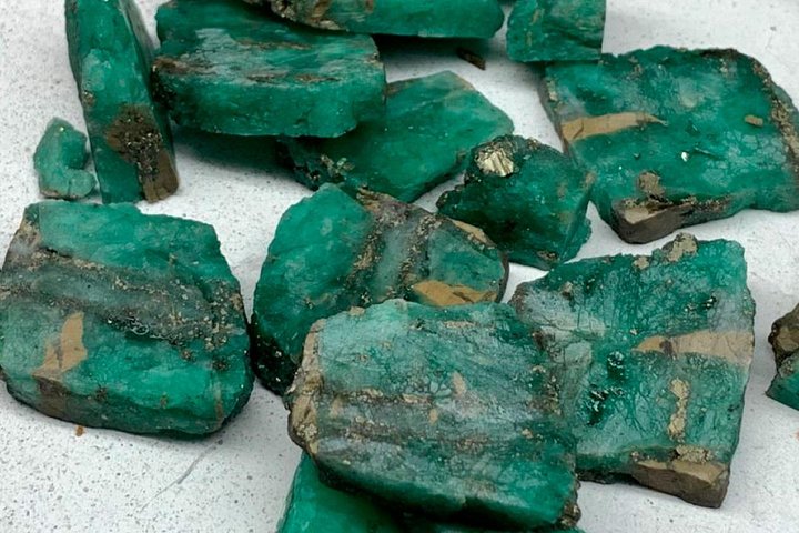 Emerald's Polishing Workshop and Museum Tour - Image 3