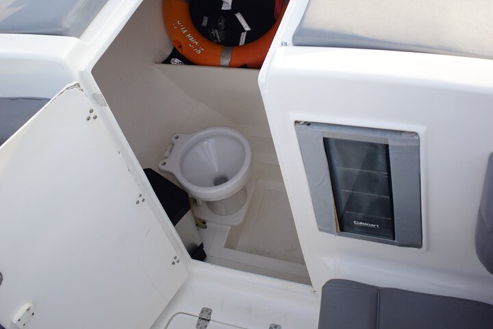 Private Boat Rental for 8 Hours in Genesis III with Captain - Image 2