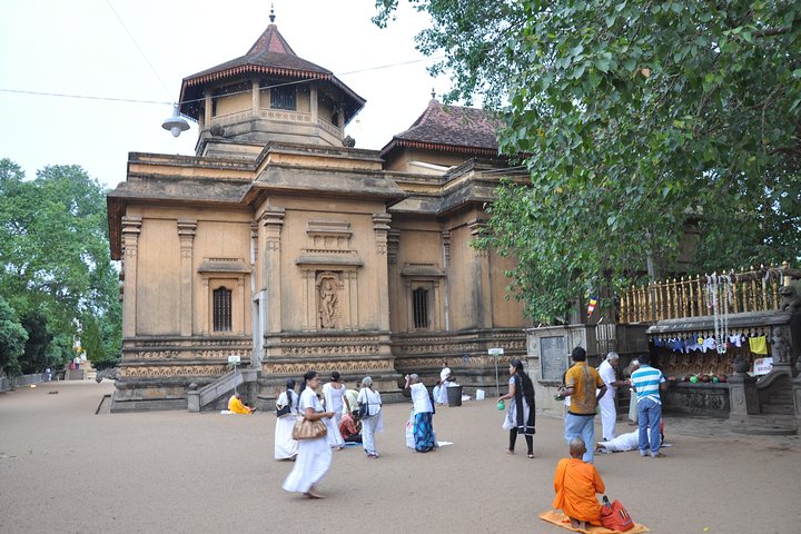 Shore Excursion Colombo Port to Kelaniya Temple & Colombo City for 1 to 2 People - Image 1